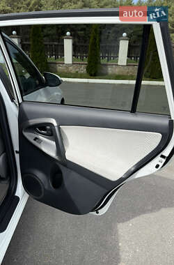 Внедорожник / Кроссовер Toyota RAV4 EV 2013 в 