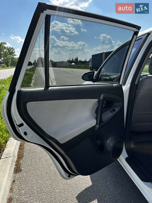 Внедорожник / Кроссовер Toyota RAV4 EV 2013 в Ромнах