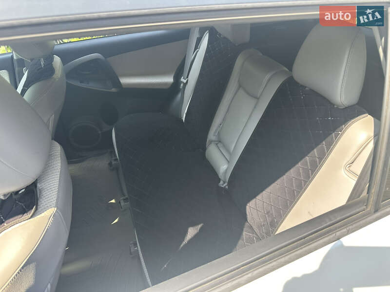 Позашляховик / Кросовер Toyota RAV4 EV 2012 в Чернівцях