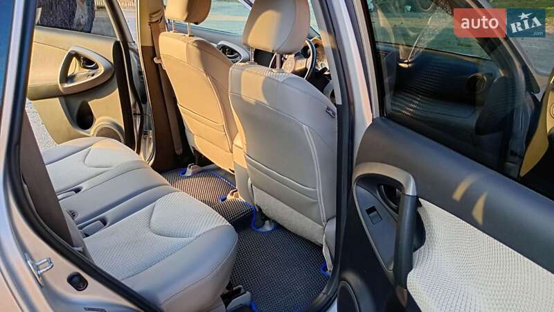 Позашляховик / Кросовер Toyota RAV4 EV 2012 в Києві