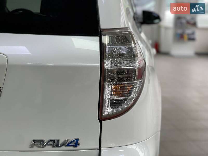 Внедорожник / Кроссовер Toyota RAV4 EV 2013 в Киеве