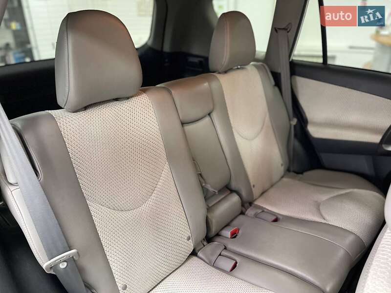 Внедорожник / Кроссовер Toyota RAV4 EV 2013 в Киеве