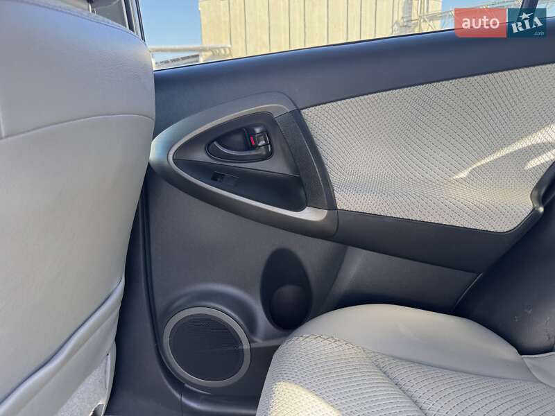Внедорожник / Кроссовер Toyota RAV4 EV 2013 в Киеве