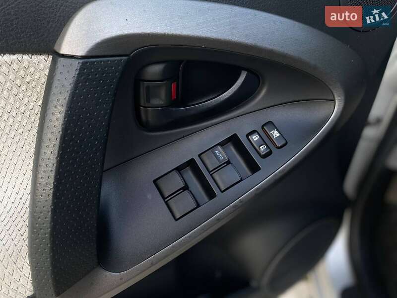 Внедорожник / Кроссовер Toyota RAV4 EV 2012 в Киеве