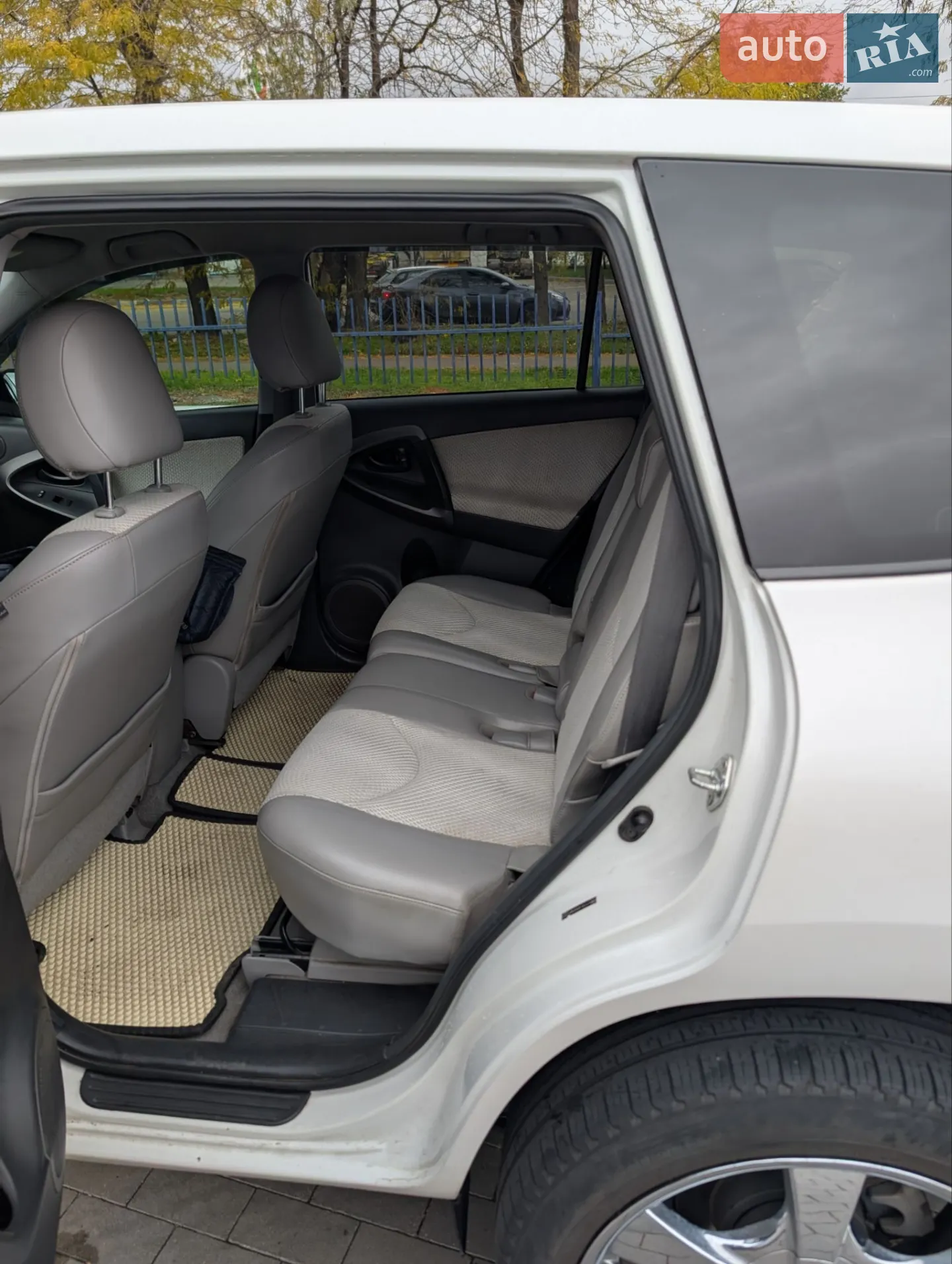2014 Toyota RAV 4 - мініатюра 11