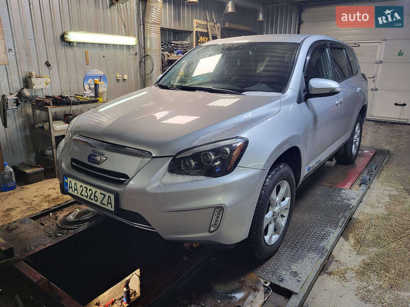 Позашляховик / Кросовер Toyota RAV4 EV 2014 в Черкасах фото 72 Позашляховик / Кросовер Toyota RAV4 EV 2014 в Черкасах