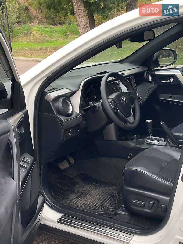 Позашляховик / Кросовер Toyota RAV4 PHEV 2016 в Києві фото 4 Позашляховик / Кросовер Toyota RAV4 PHEV 2016 в Києві