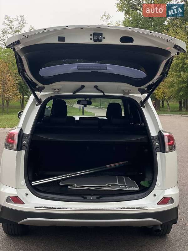 Позашляховик / Кросовер Toyota RAV4 PHEV 2016 в Києві фото 19 Позашляховик / Кросовер Toyota RAV4 PHEV 2016 в Києві