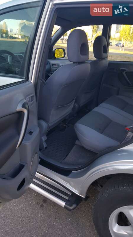 Внедорожник / Кроссовер Toyota RAV4 2001 в Киеве