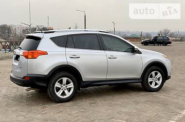 Позашляховик / Кросовер Toyota RAV4 2015 в 