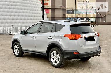 Позашляховик / Кросовер Toyota RAV4 2015 в 