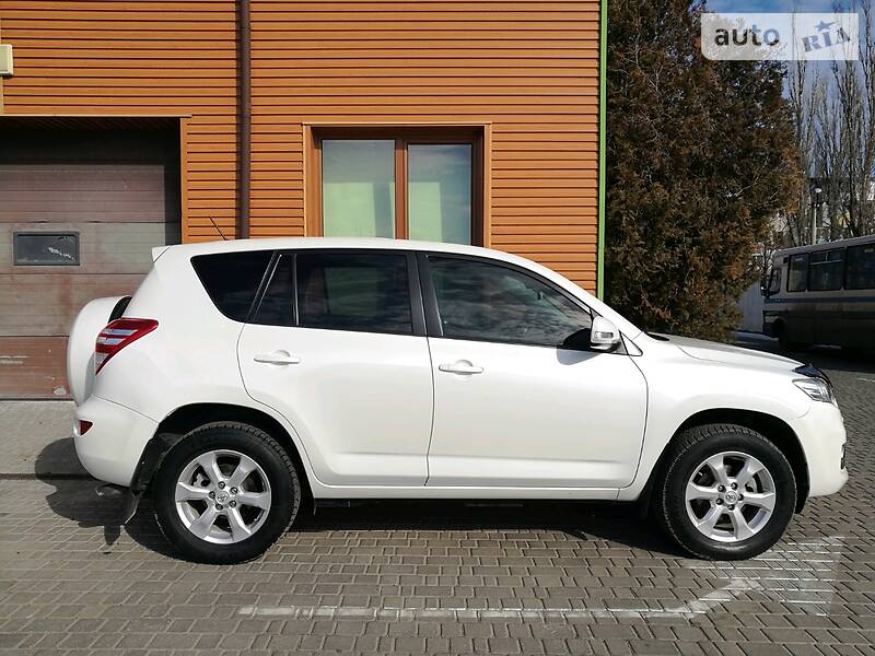Позашляховик / Кросовер Toyota RAV4 2010 в 