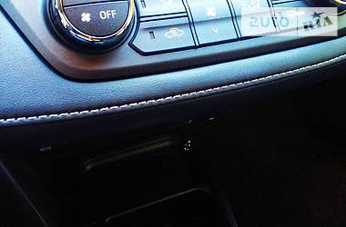 Позашляховик / Кросовер Toyota RAV4 2018 в 