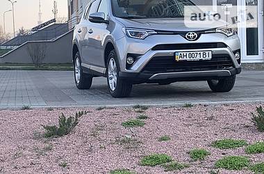 Позашляховик / Кросовер Toyota RAV4 2016 в 