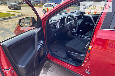 Позашляховик / Кросовер Toyota RAV4 2017 в 