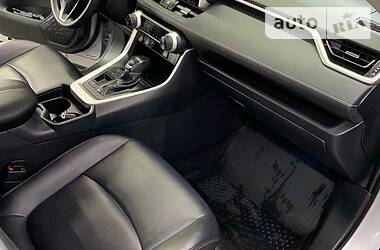 Позашляховик / Кросовер Toyota RAV4 2019 в 