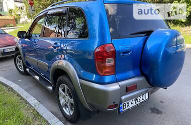 Позашляховик / Кросовер Toyota RAV4 2004 в 
