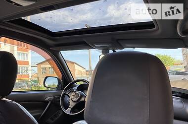 Позашляховик / Кросовер Toyota RAV4 2004 в 