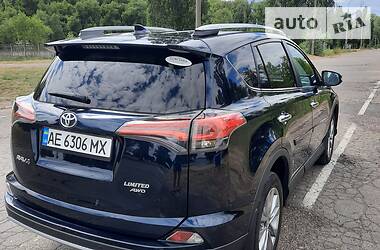 Позашляховик / Кросовер Toyota RAV4 2016 в 