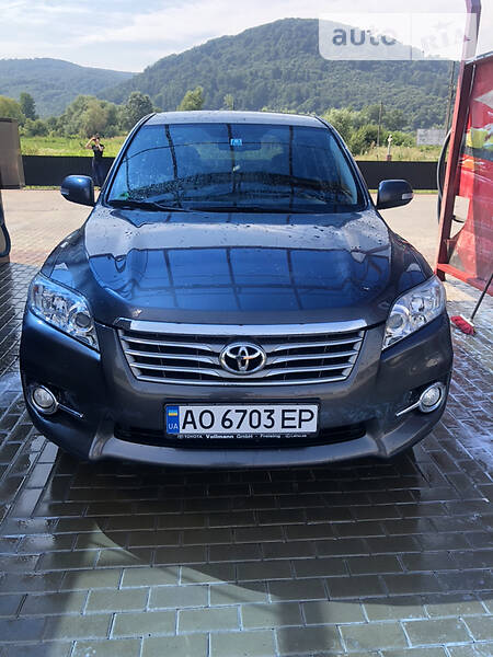 Позашляховик / Кросовер Toyota RAV4 2010 в Хусті