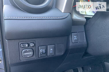Позашляховик / Кросовер Toyota RAV4 2014 в 