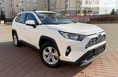 Внедорожник / Кроссовер Toyota RAV4 2020 в Киеве