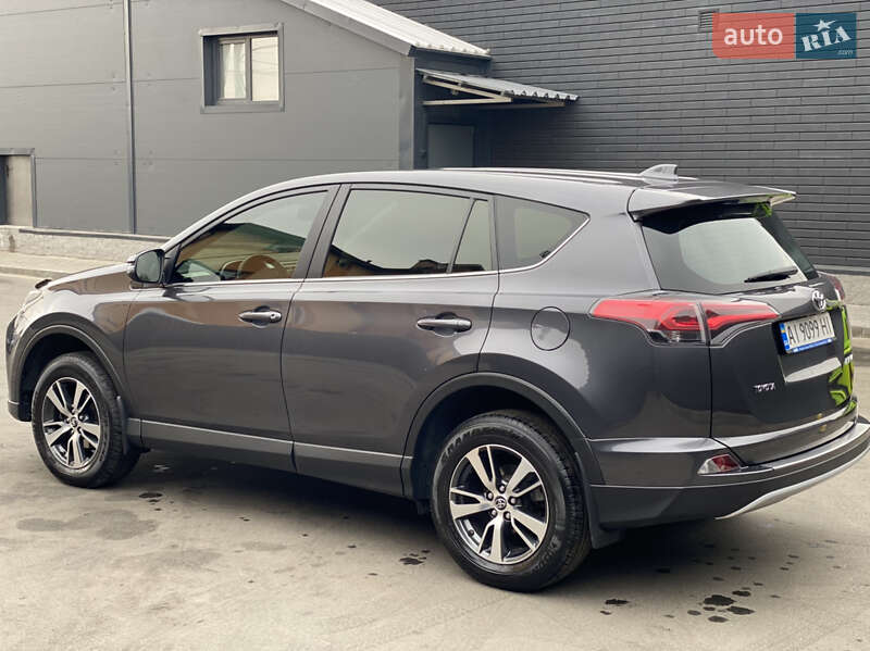 Позашляховик / Кросовер Toyota RAV4 2017 в Вишневому