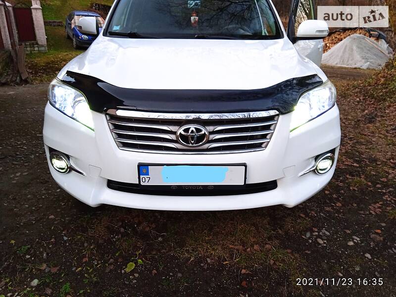 Внедорожник / Кроссовер Toyota RAV4 2012 в Рахове