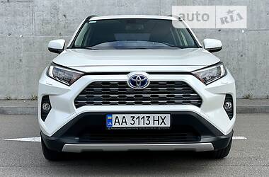 Позашляховик / Кросовер Toyota RAV4 2018 в 
