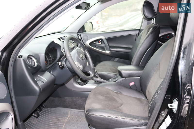 Внедорожник / Кроссовер Toyota RAV4 2008 в Нововолынске
