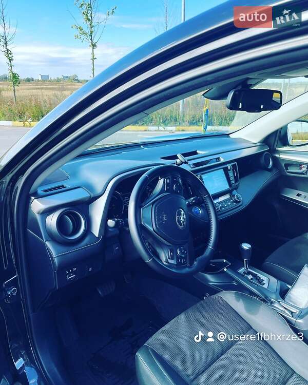 Внедорожник / Кроссовер Toyota RAV4 2016 в Ирпене
