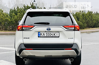 Позашляховик / Кросовер Toyota RAV4 2022 в 