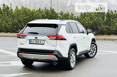 Позашляховик / Кросовер Toyota RAV4 2022 в 