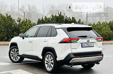 Позашляховик / Кросовер Toyota RAV4 2022 в 