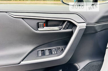 Позашляховик / Кросовер Toyota RAV4 2022 в 