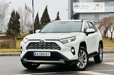 Позашляховик / Кросовер Toyota RAV4 2022 в 