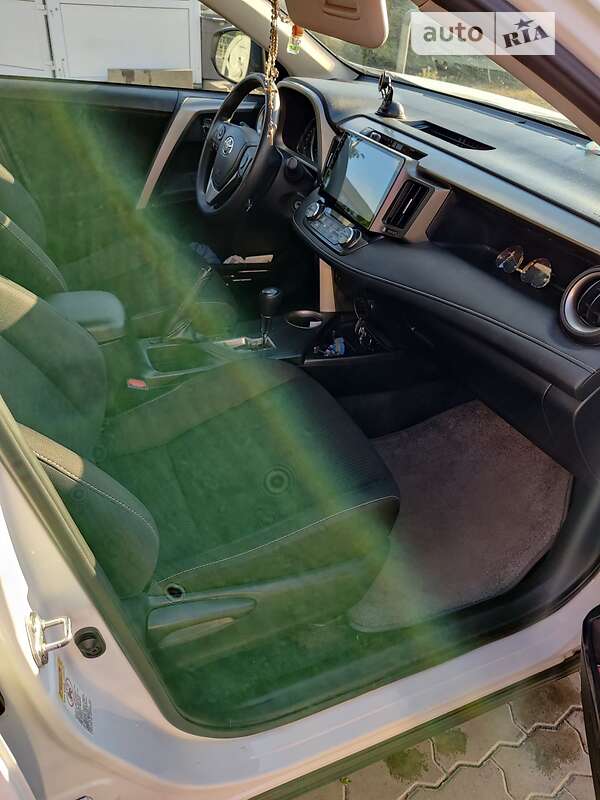 Позашляховик / Кросовер Toyota RAV4 2015 в Мукачевому