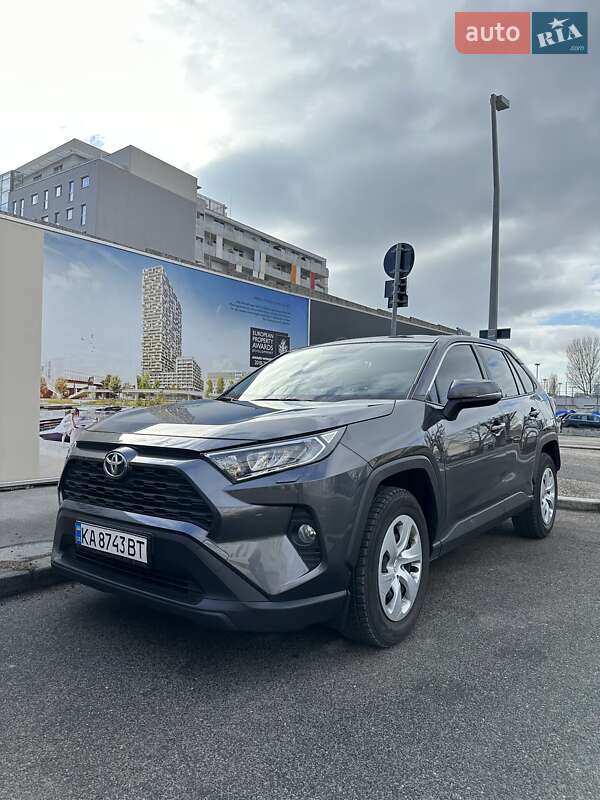 Внедорожник / Кроссовер Toyota RAV4 2019 в Киеве