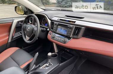 Внедорожник / Кроссовер Toyota RAV4 2015 в 