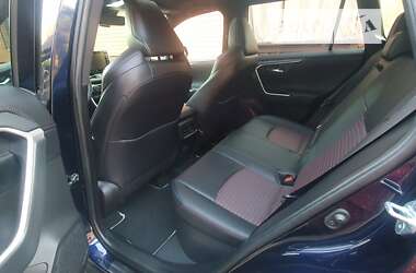 Позашляховик / Кросовер Toyota RAV4 2021 в 