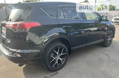 Позашляховик / Кросовер Toyota RAV4 2017 в 