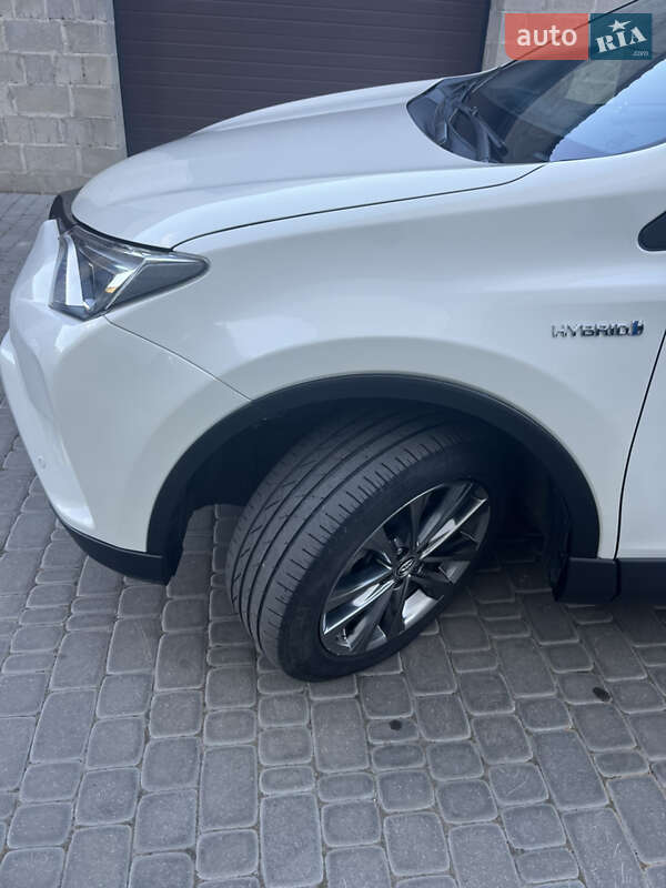 Внедорожник / Кроссовер Toyota RAV4 2017 в Первомайске