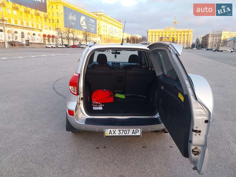 Позашляховик / Кросовер Toyota RAV4 2006 в Харкові