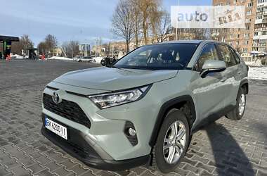Внедорожник / Кроссовер Toyota RAV4 2020 в Ровно