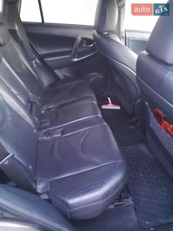Позашляховик / Кросовер Toyota RAV4 2011 в Чернівцях