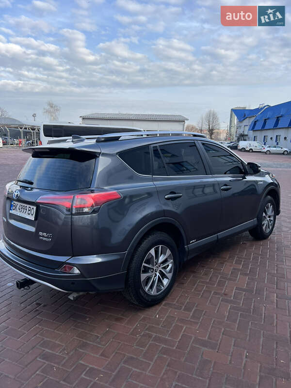 Внедорожник / Кроссовер Toyota RAV4 2016 в Ровно
