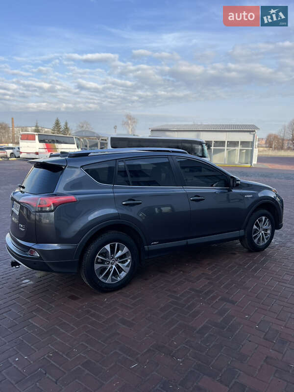 Внедорожник / Кроссовер Toyota RAV4 2016 в Ровно