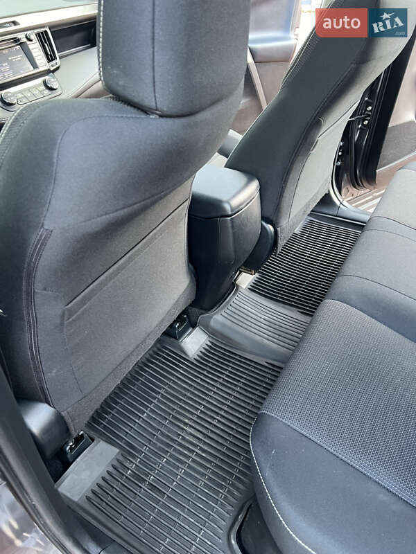 Внедорожник / Кроссовер Toyota RAV4 2016 в Ровно