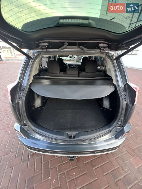 Внедорожник / Кроссовер Toyota RAV4 2016 в Ровно