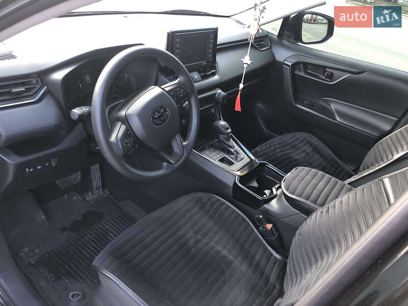 Позашляховик / Кросовер Toyota RAV4 2021 в Дніпрі